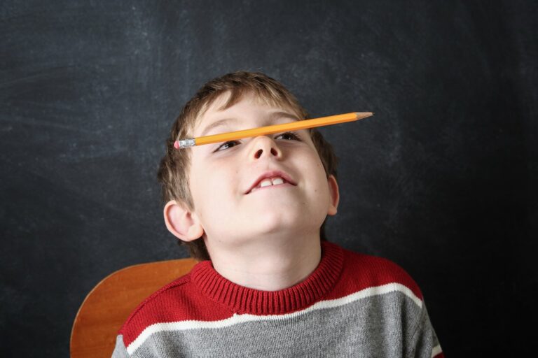 Junge übt Konzentration mit Stift