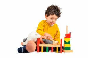 autistisches Kind spielt mit Bausteinen