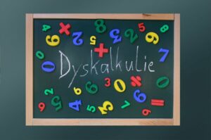 Zahlen und das Wort Dyskalkulie auf einer Tafel