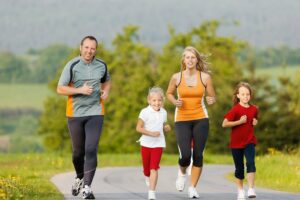 eine Familie beim Jogging