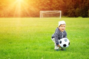 Kind mit einem Fußball