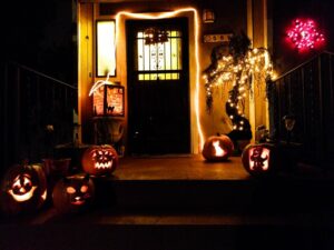 für Halloween geschmückte Haustür