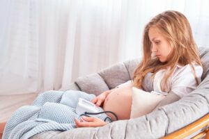 schwangere frau misst ihren blutdruck