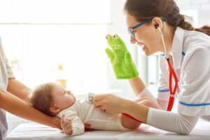 kinderaerztin untersucht ein baby