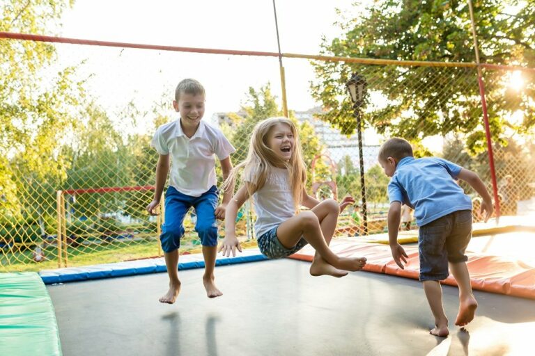kinaesthetische wahrnehmung bie kindern auf einem trampolin