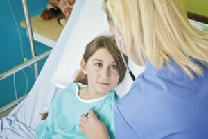 Kind mit Mukoviszidose im Krankenhaus