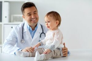 Arzt untersucht Kind