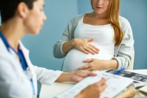 schwangere frau mit beschwerden bei einer gynaekologin