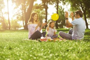 eine familie spielt im park mit luftballons