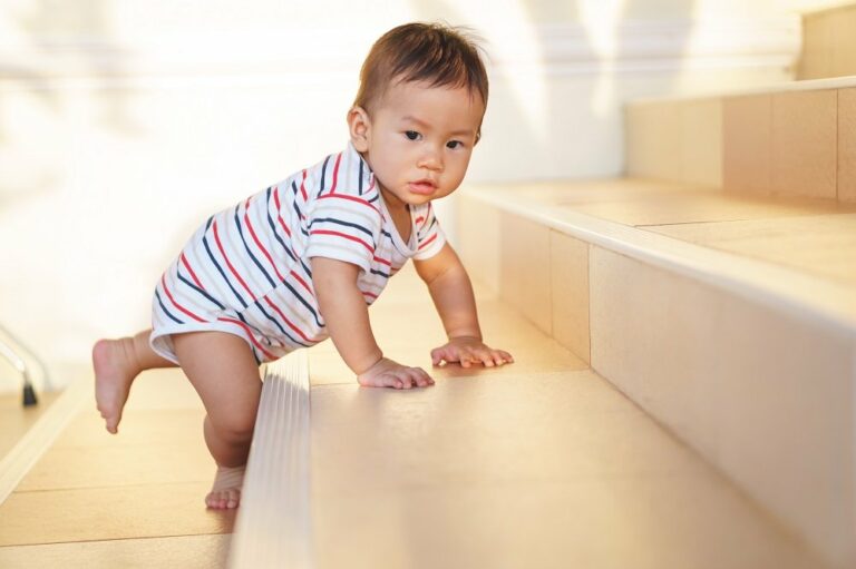 Kind krabbelt Treppen hinauf