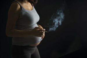 schwangere Frau raucht