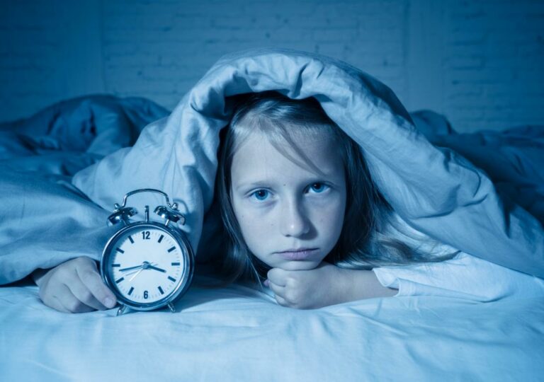Müdes Kind mit Schlafproblemen im Bett