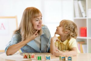 Kind übt mit Mutter richtig zu sprechen